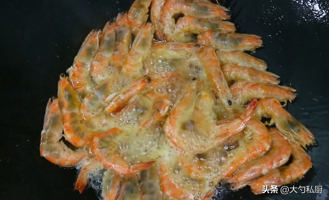 正宗油焖大虾做法，味道很赞，香酥入味又营养，做法简单