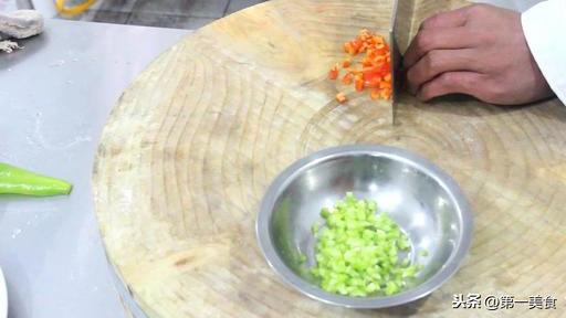 厨师长教你在家做正宗蒜蓉大虾的做法，简单清晰的教程，比饭店还要好吃