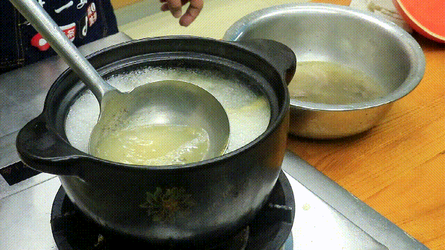 鸽子汤的做法 原汁原味的鸽子汤，炖鸽子只放一味料，别的不用放，超简单