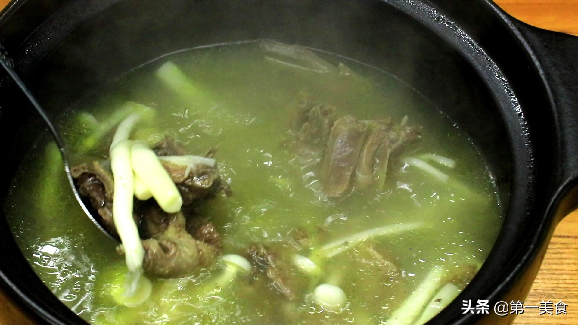 鸽子汤的做法 原汁原味的鸽子汤，炖鸽子只放一味料，别的不用放，超简单