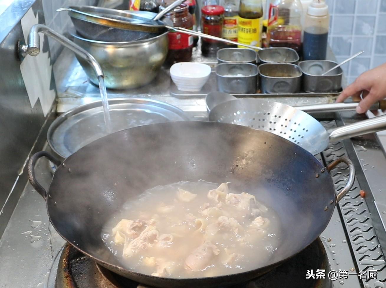大厨教你香菇炖鸡的做法，详细讲解食材的选取和制作，新手一看就会