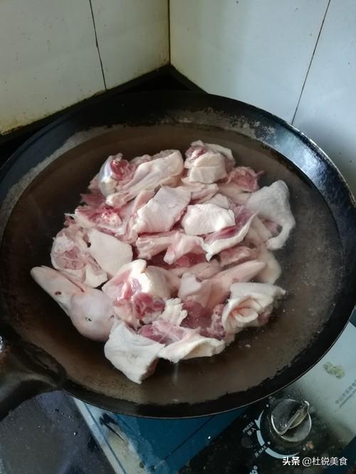 家常炖鸭子简单做法 ，把握好放盐的时机，鸭肉才会香酥软烂