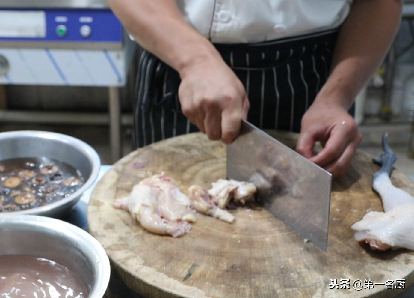 大厨教你香菇炖鸡的做法，详细讲解食材的选取和制作，新手一看就会