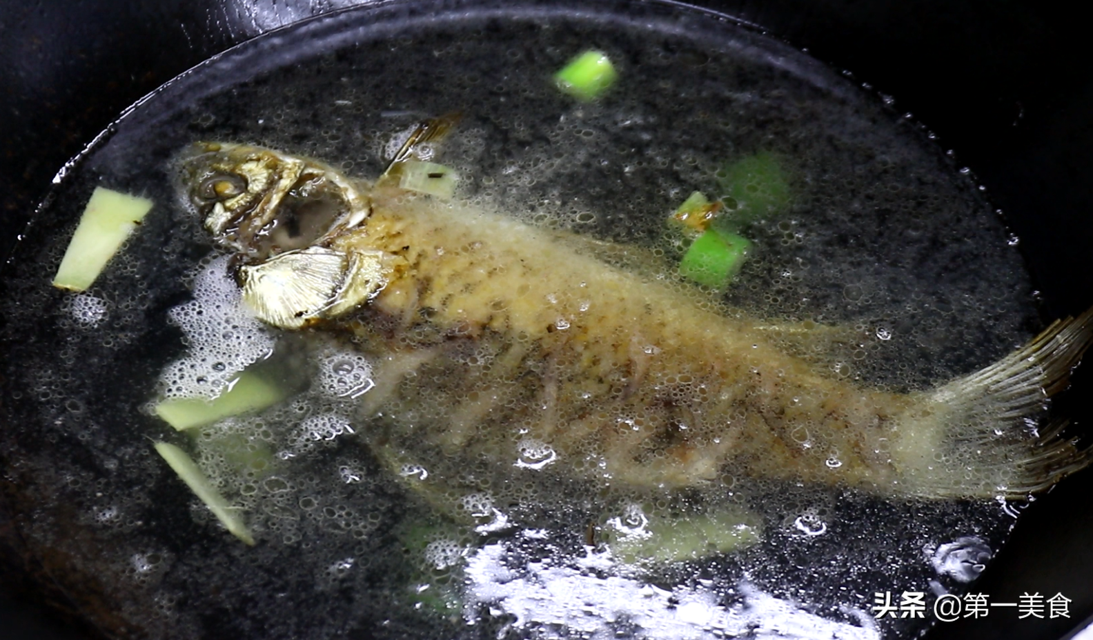 做养生鲫鱼汤 鲫鱼汤的做法又白又浓 ，浓白鱼汤需要技巧，金黄不粘锅，一步到位