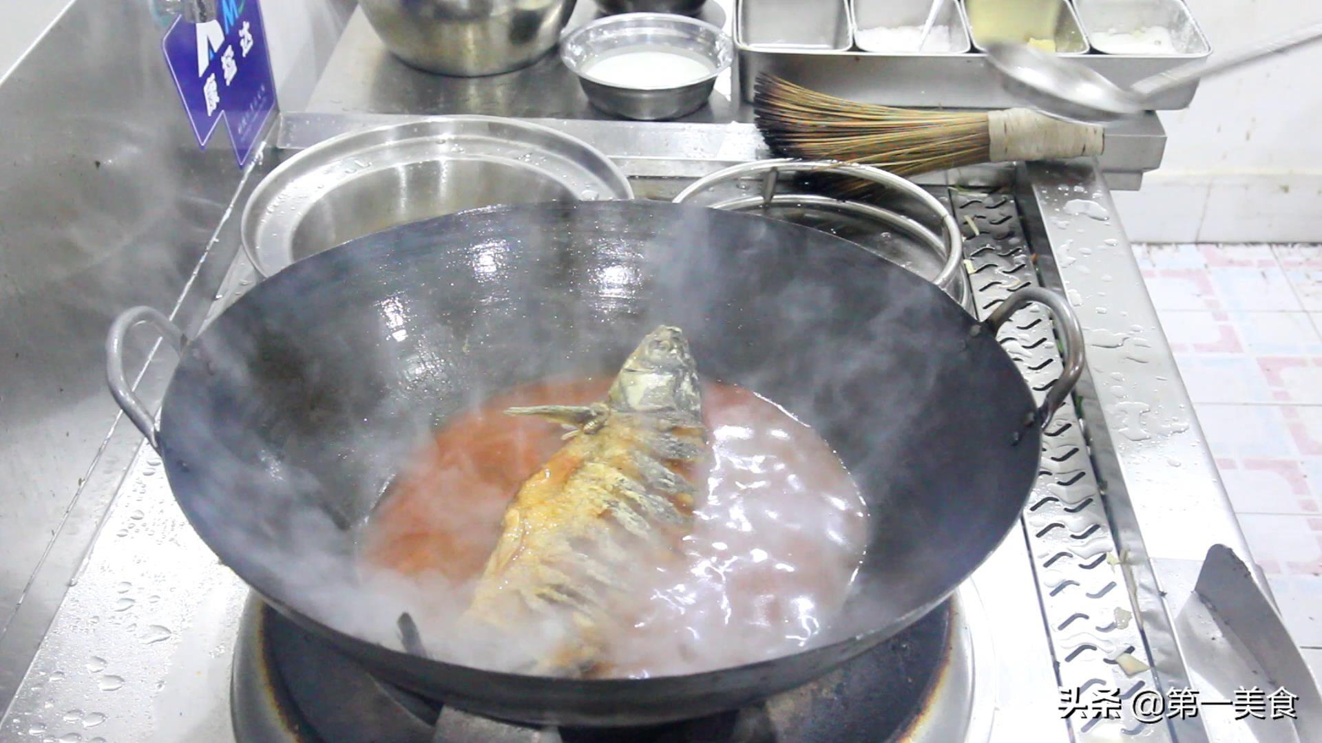 大厨教你做家常红烧鱼，鱼片不粘锅，鲜嫩没腥味，吃一口忘不掉