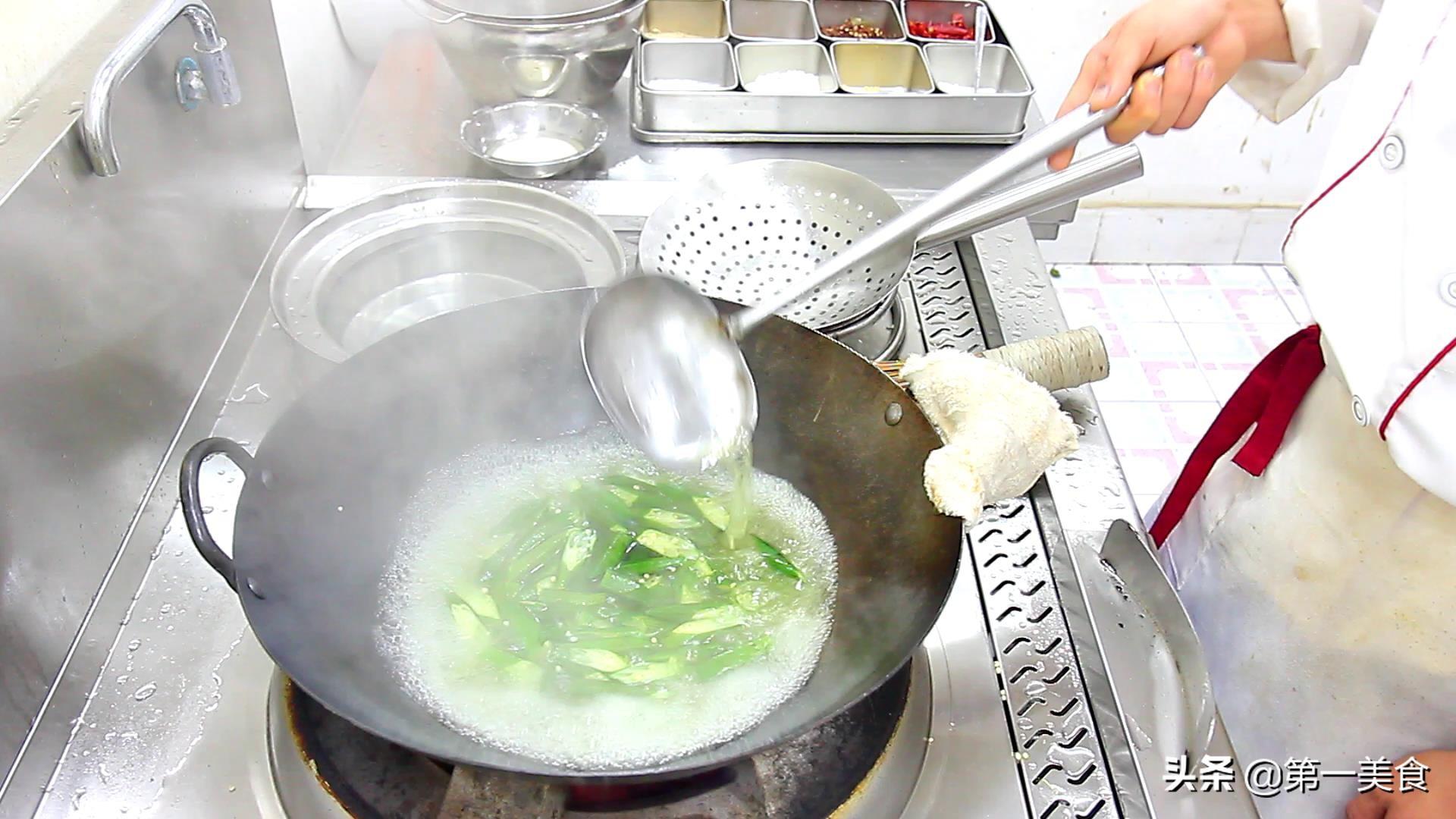 厨师长教一个酸辣可口的肉炒秋葵的做法，秋葵清脆，肉质鲜香细嫩