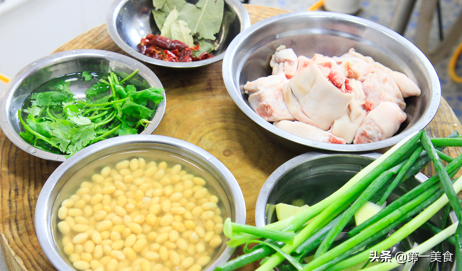 黄豆猪蹄的家常做法 满锅胶原蛋白的黄豆焖猪蹄！味鲜少料，老一辈的传统做法