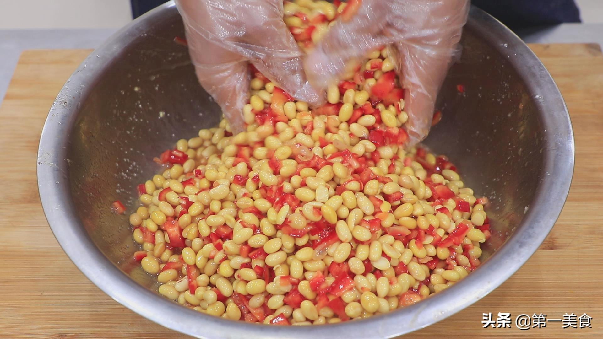 辣椒酱豆的家庭制作方法 在家不出门做黄豆辣椒酱，黄豆不用晒，一煮一焖真好吃
