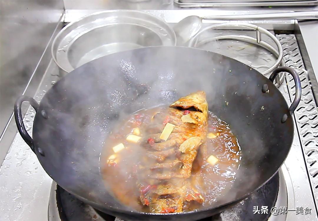 厨师长教你做红烧鱼的方法 家常 学会这些技巧，不破皮不粘锅，味道鲜美