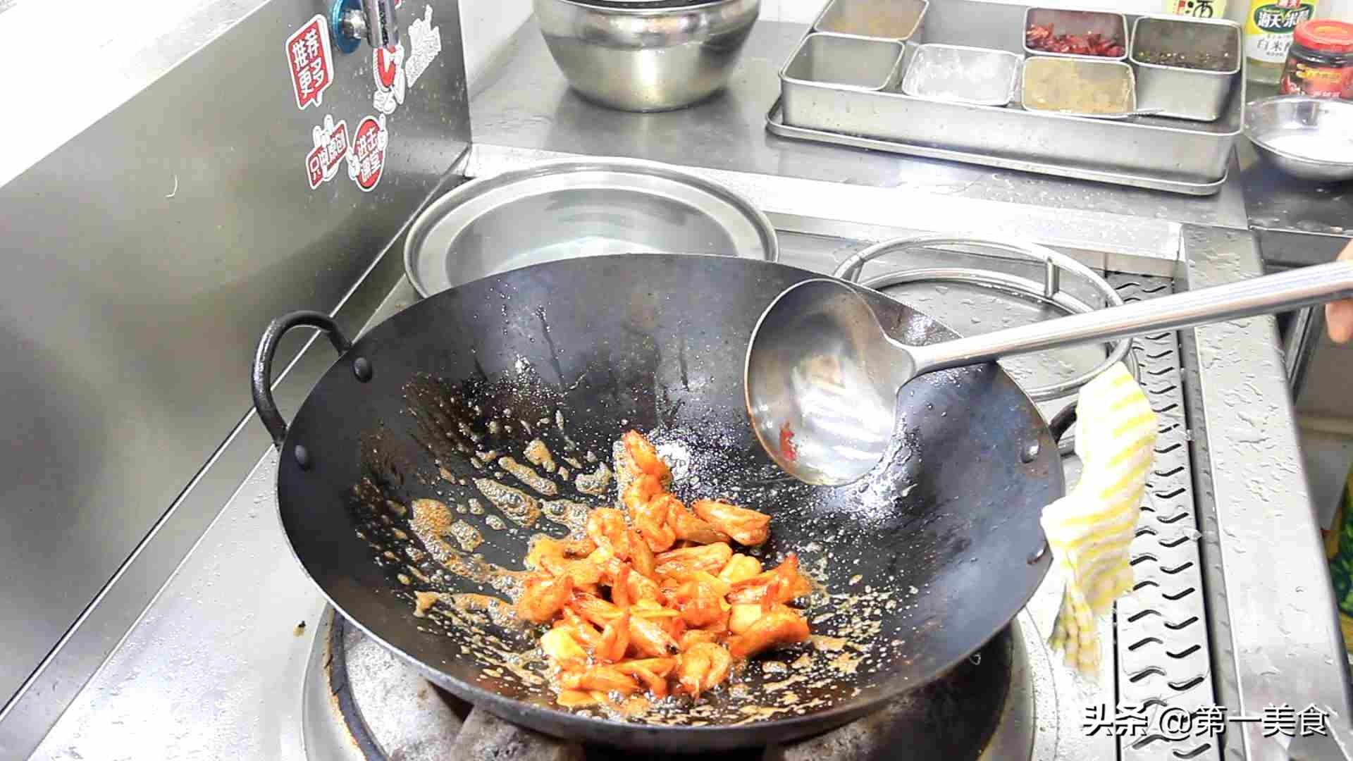 厨师长教你家庭版油焖大虾 简单清晰的教程，和饭店一样好吃