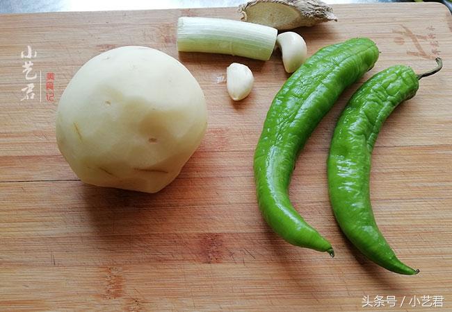 青椒炒土豆片，简单的食材，就是这么好吃，青椒炒土豆最简单做法 做法很简单，不信试试