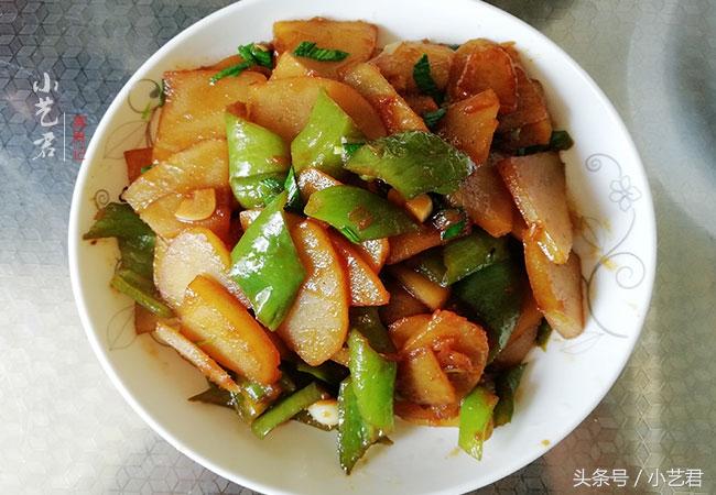 青椒炒土豆片，简单的食材，就是这么好吃，青椒炒土豆最简单做法 做法很简单，不信试试