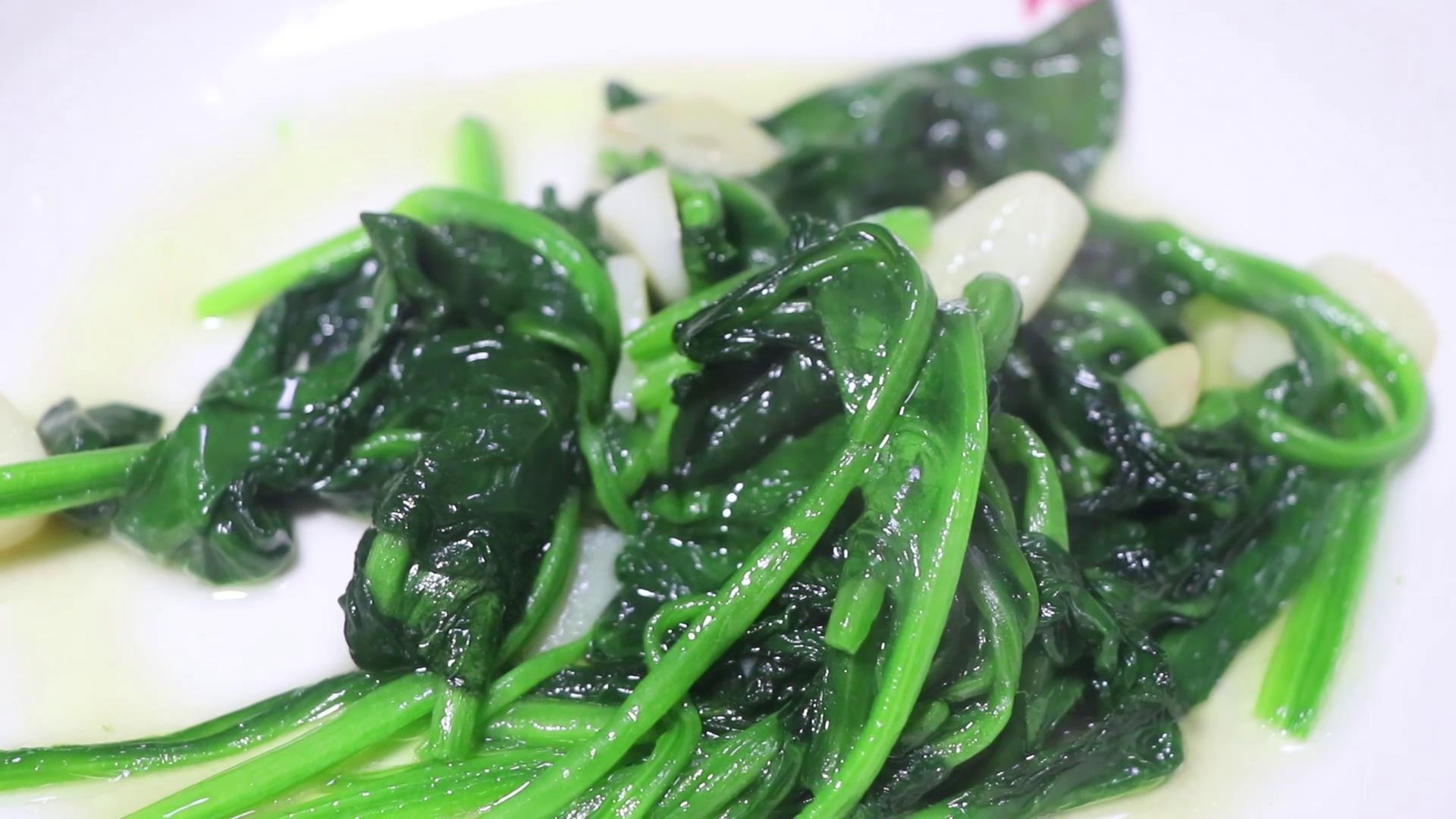 清炒菠菜好吃极了，素食主义，清炒菠菜的做法简单又营养