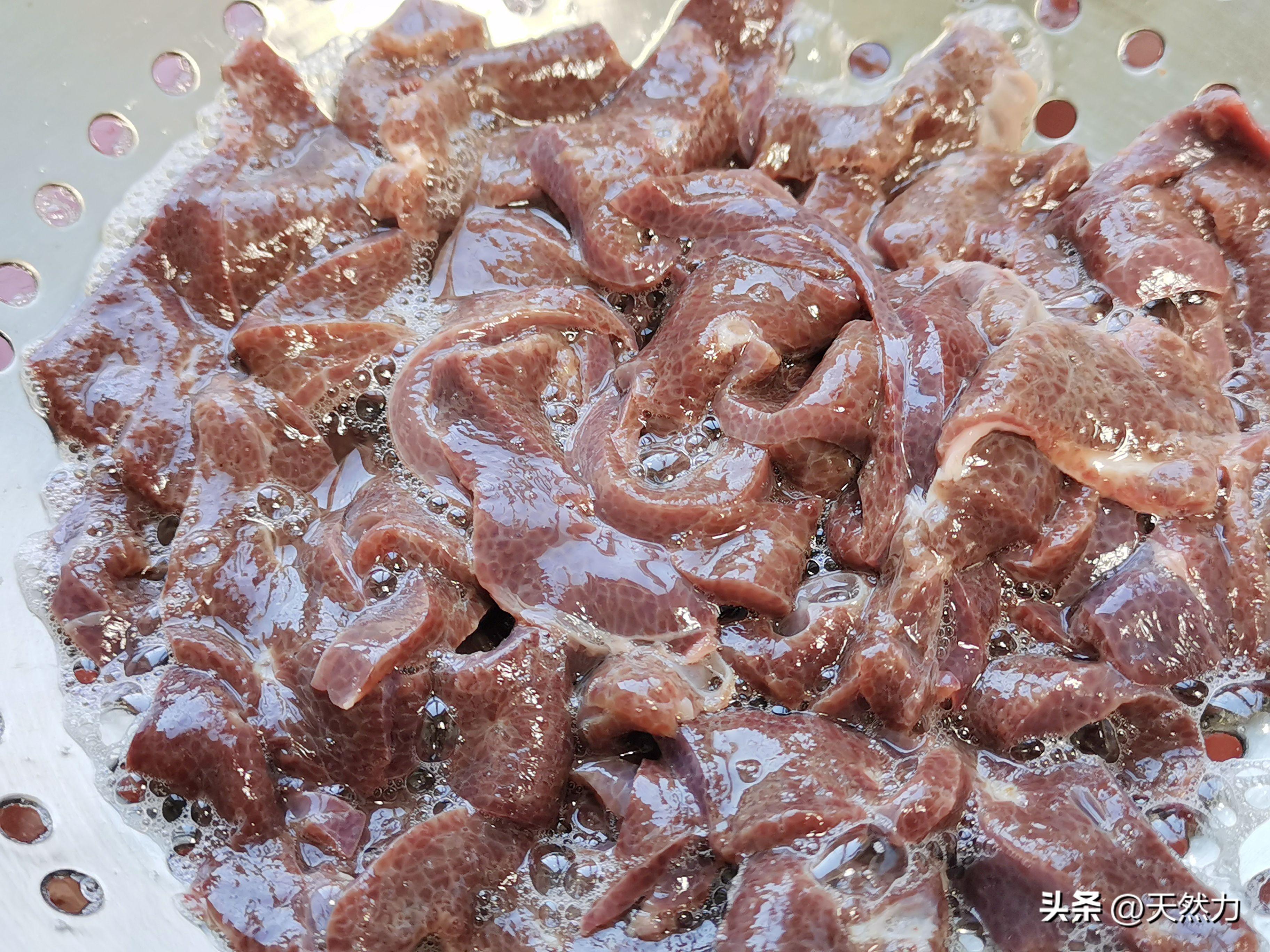 炒猪肝的技巧：炒猪肝怎么炒好吃又嫩 清洗和火候至关重要，猪肝不腥，鲜嫩入味，好吃