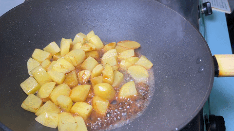 土豆炖鸡腿怎么炖好吃又简单 ，鸡腿鲜嫩入味，土豆焦香不烂，汤汁能泡米饭