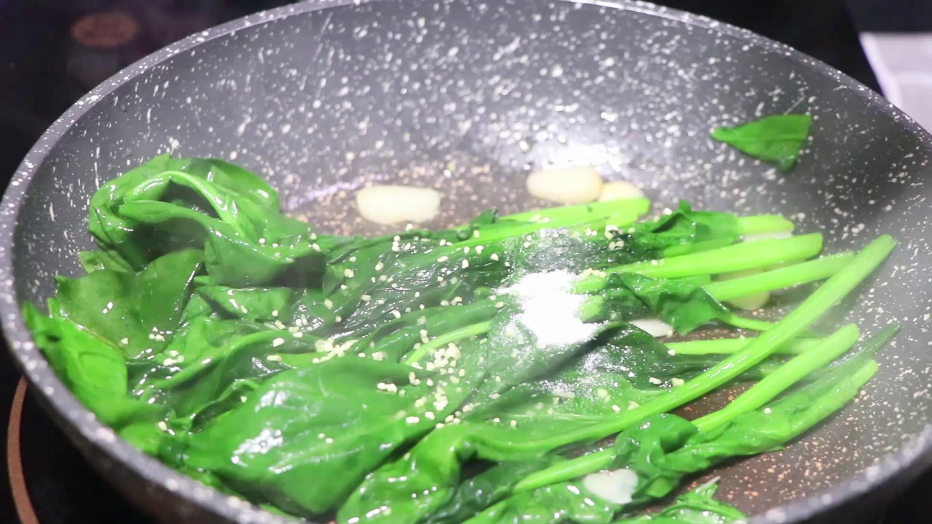 清炒菠菜好吃极了，素食主义，清炒菠菜的做法简单又营养