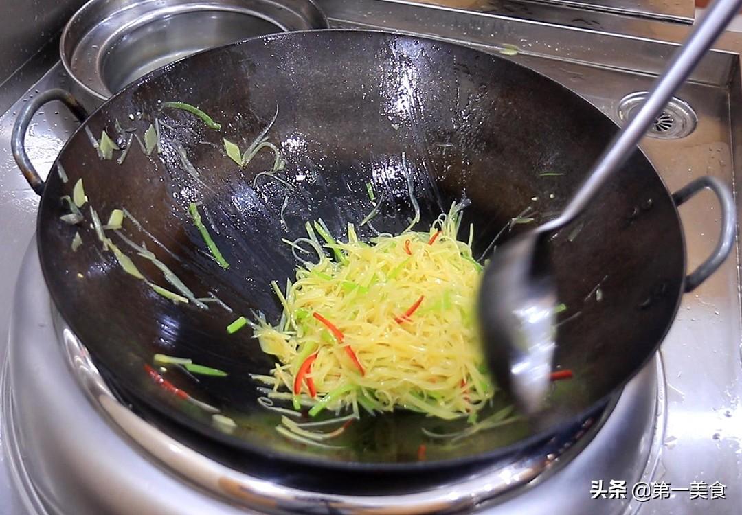 青椒土豆丝，先焯水还是直接炒，很多人都做错了，厨师长分享青椒土豆丝的做法