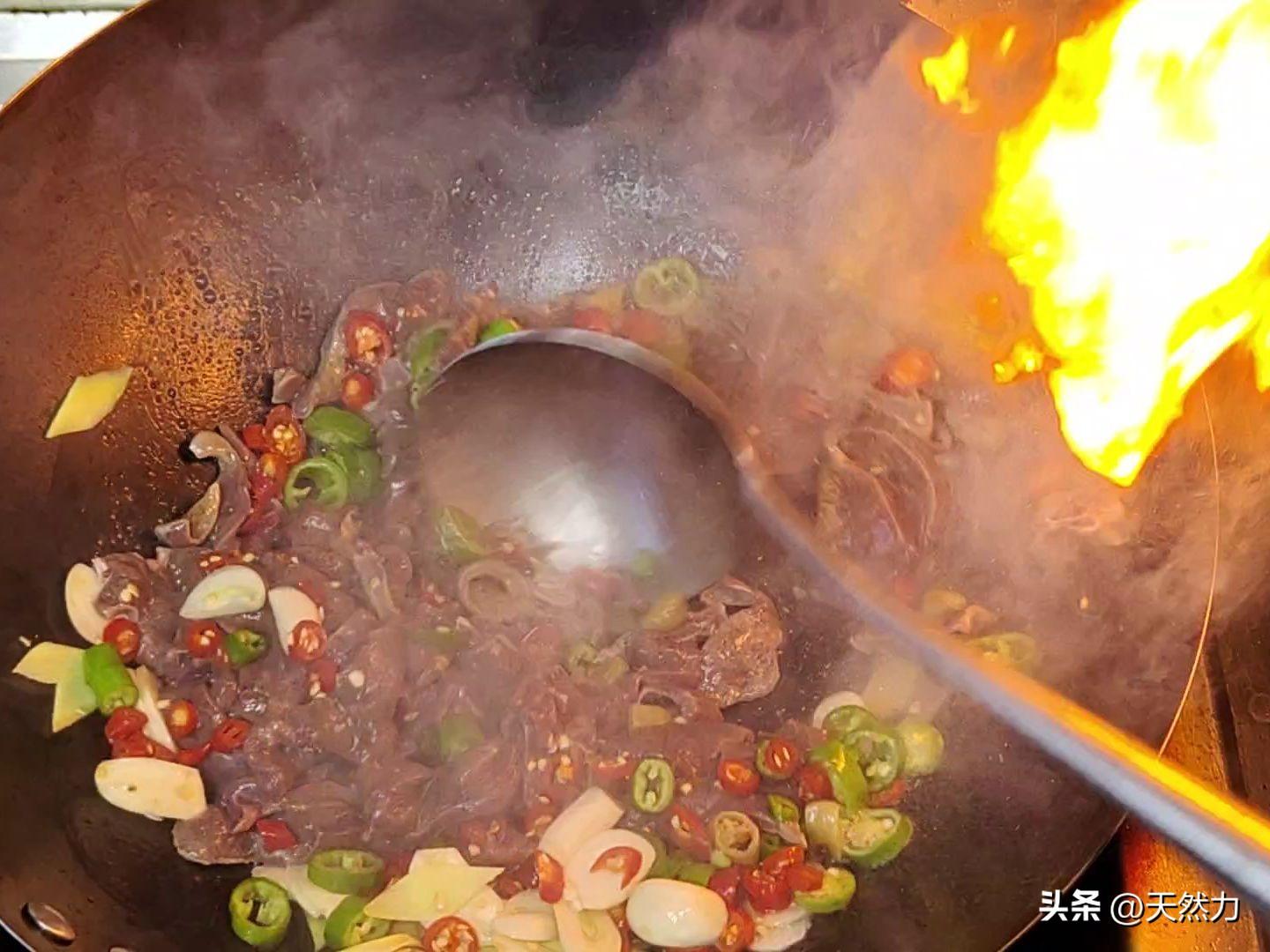 炒猪肝的技巧：炒猪肝怎么炒好吃又嫩 清洗和火候至关重要，猪肝不腥，鲜嫩入味，好吃