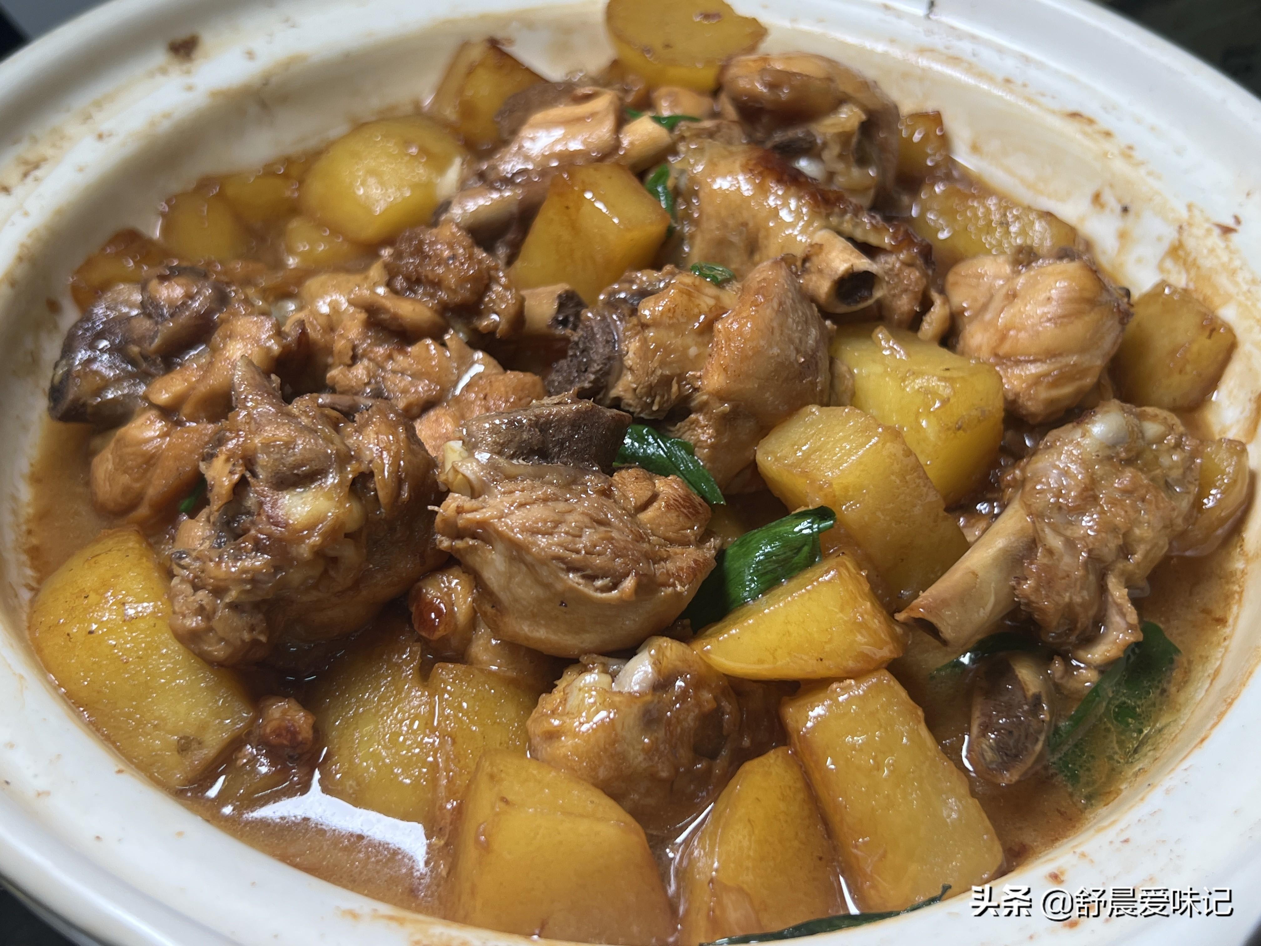 土豆炖鸡腿怎么炖好吃又简单 ，鸡腿鲜嫩入味，土豆焦香不烂，汤汁能泡米饭