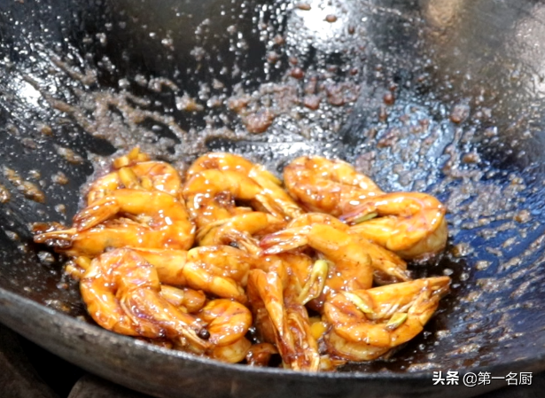 家庭版油焖大虾 ，吃出了饭店的味道，好吃到壳都不剩，做法超简单