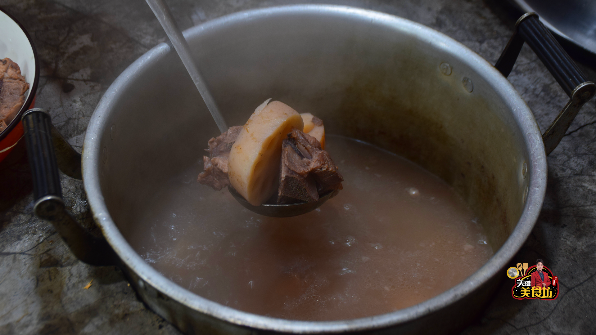 莲藕排骨汤怎么做好吃？广东大厨教你莲藕排骨汤的做法小诀窍，做好汤鲜味美又营养