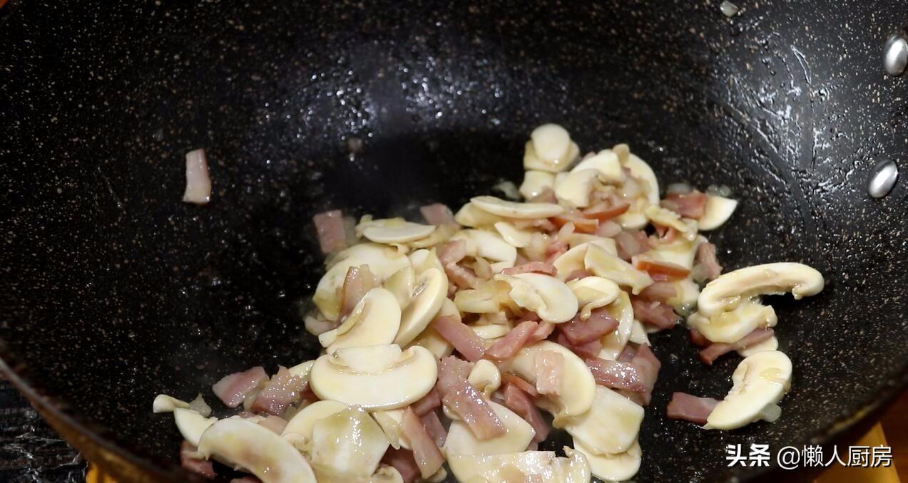 教你做奶油蘑菇汤的做法，又香又滑，味道不比外面卖的差，做法一学就会