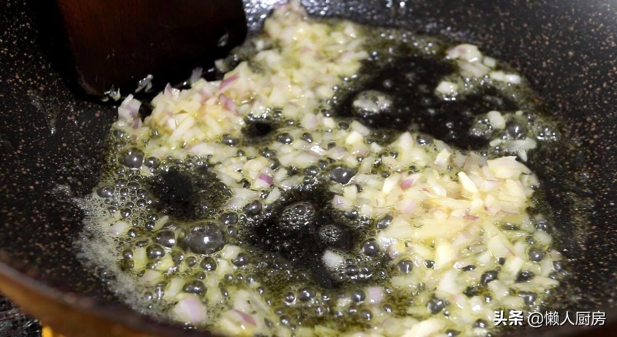 教你做奶油蘑菇汤的做法，又香又滑，味道不比外面卖的差，做法一学就会