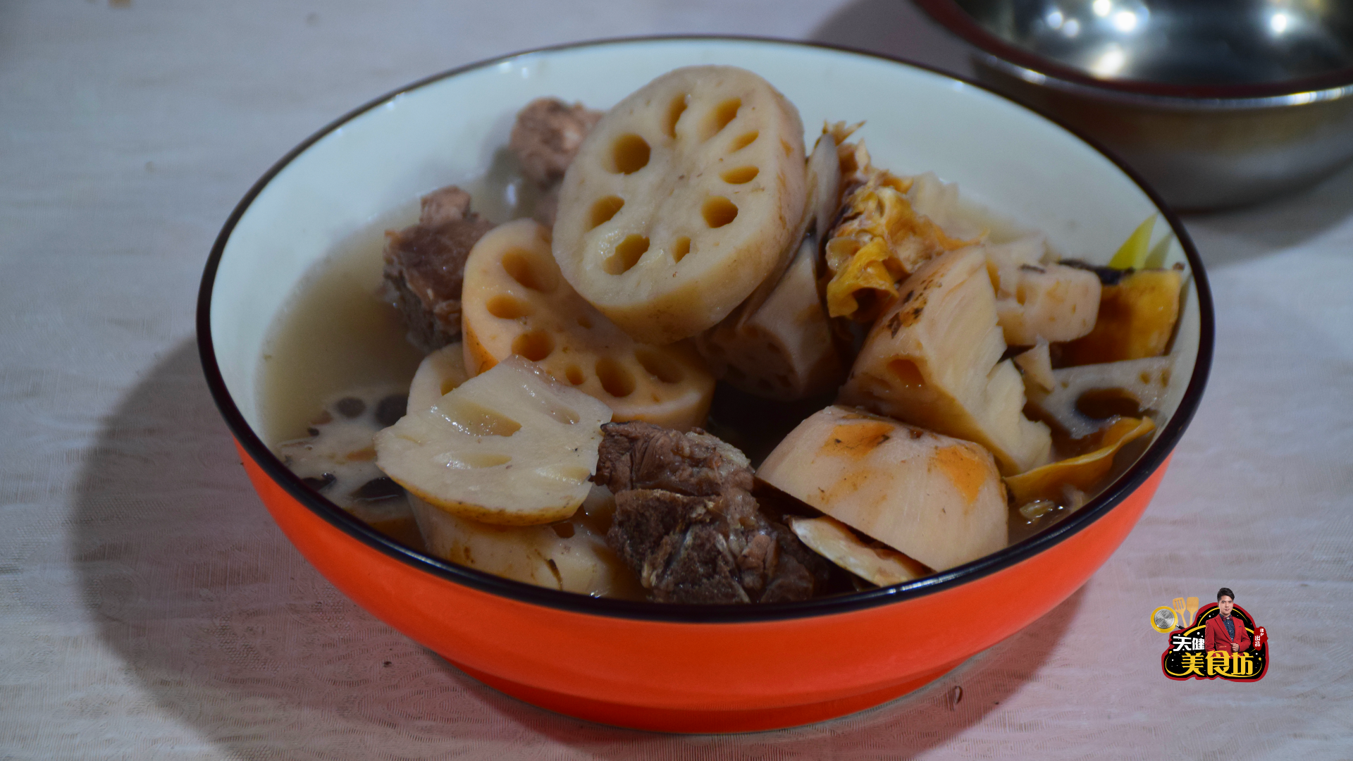 莲藕排骨汤怎么做好吃？广东大厨教你莲藕排骨汤的做法小诀窍，做好汤鲜味美又营养