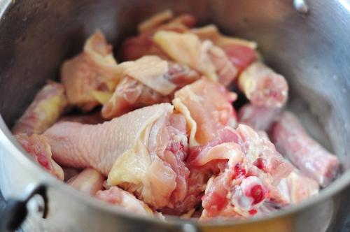 立秋后，要给家人喝清炖鸡汤，大厨教你清炖鸡的正确方法，营养丰富不油腻