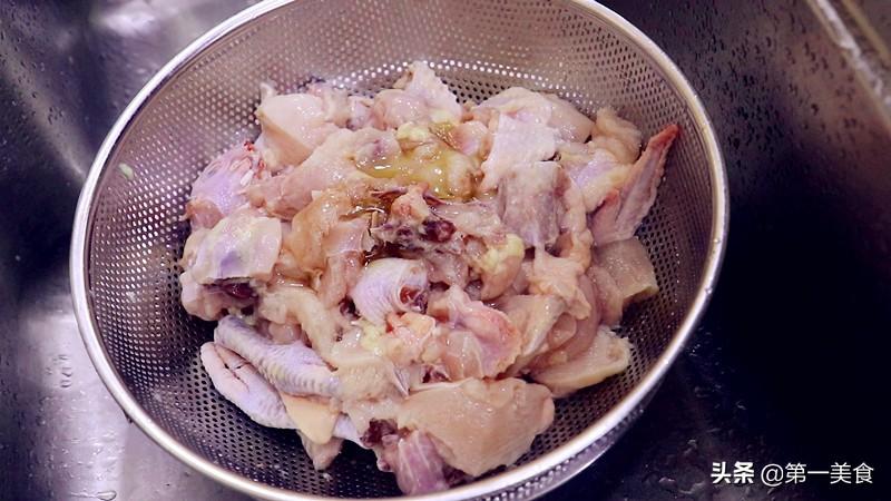 家庭版大盘鸡的简单做法 ，厨师长传统手法简单烹饪，够香够辣够过瘾