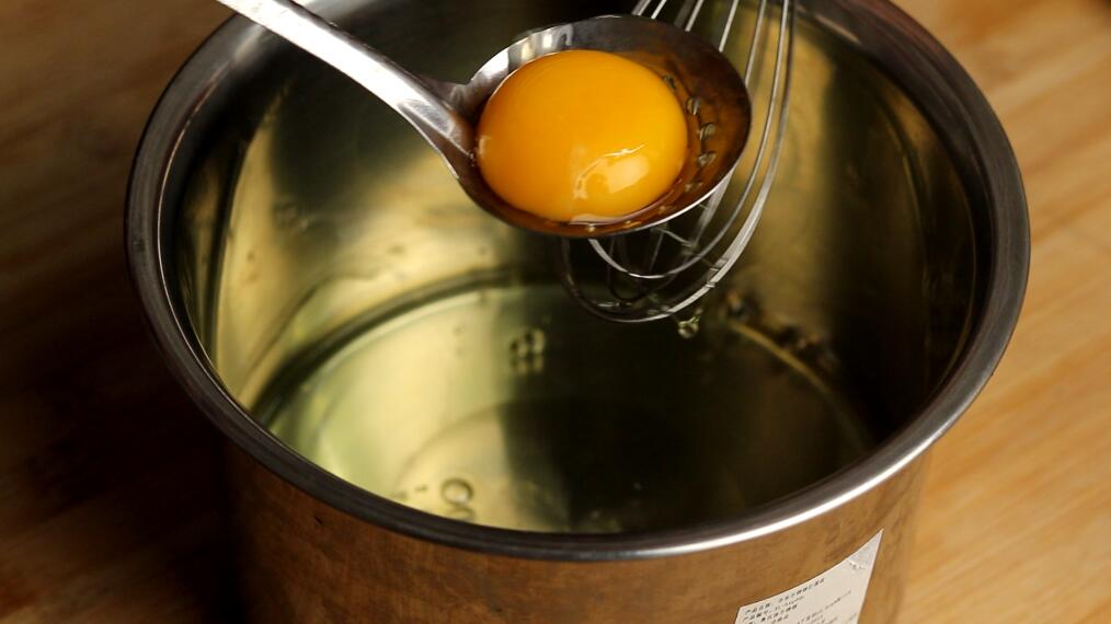 个鸡蛋，1碗面粉，不用烤箱，教你家庭鸡蛋糕的蒸法，比买的还好吃"