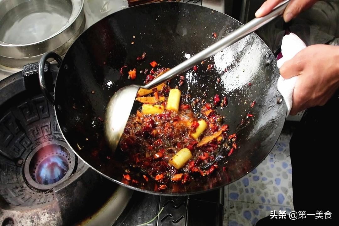 大厨教你在家做麻辣小龙虾的做法最正宗的做法，虾肉嫩滑麻辣够劲，干净卫生吃着放心