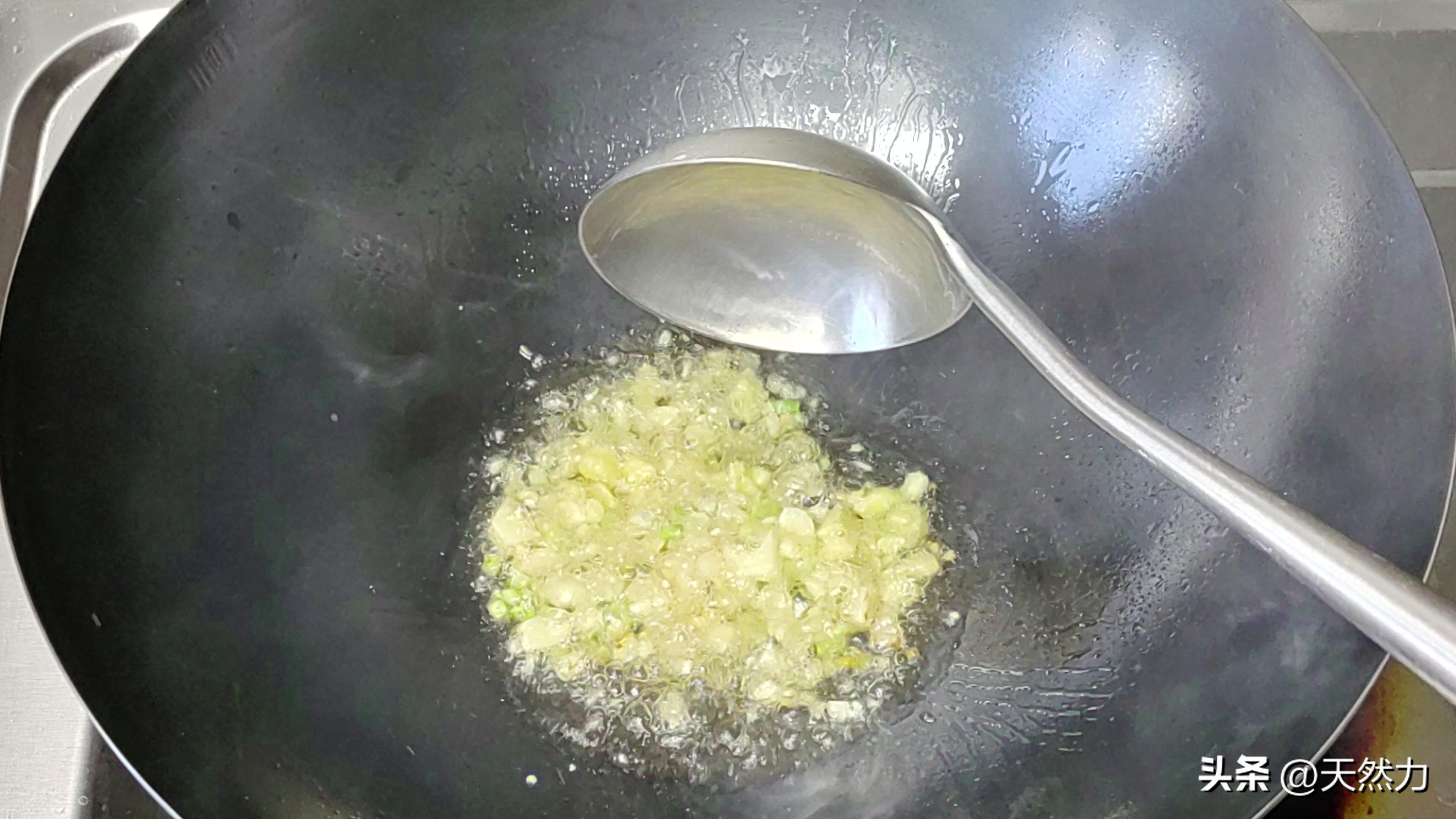 香菇扒油菜是素菜中的经典，油菜扒香菇的做法很容易，味道不一般，值得收藏
