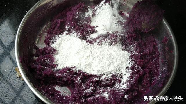 紫薯怎么吃最简单做法 紫薯一个吃法真叫香，孩子隔三差五点名要吃，软糯香甜，做法简单