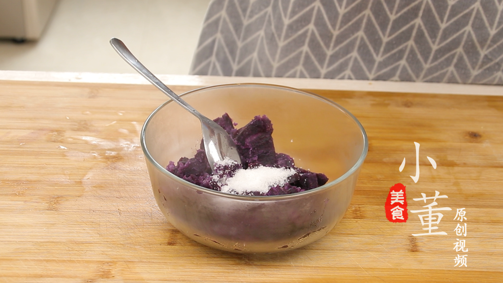 个紫薯，1碗面粉，教你做家庭版紫薯饼的做法，外酥里糯，全家人都爱吃"