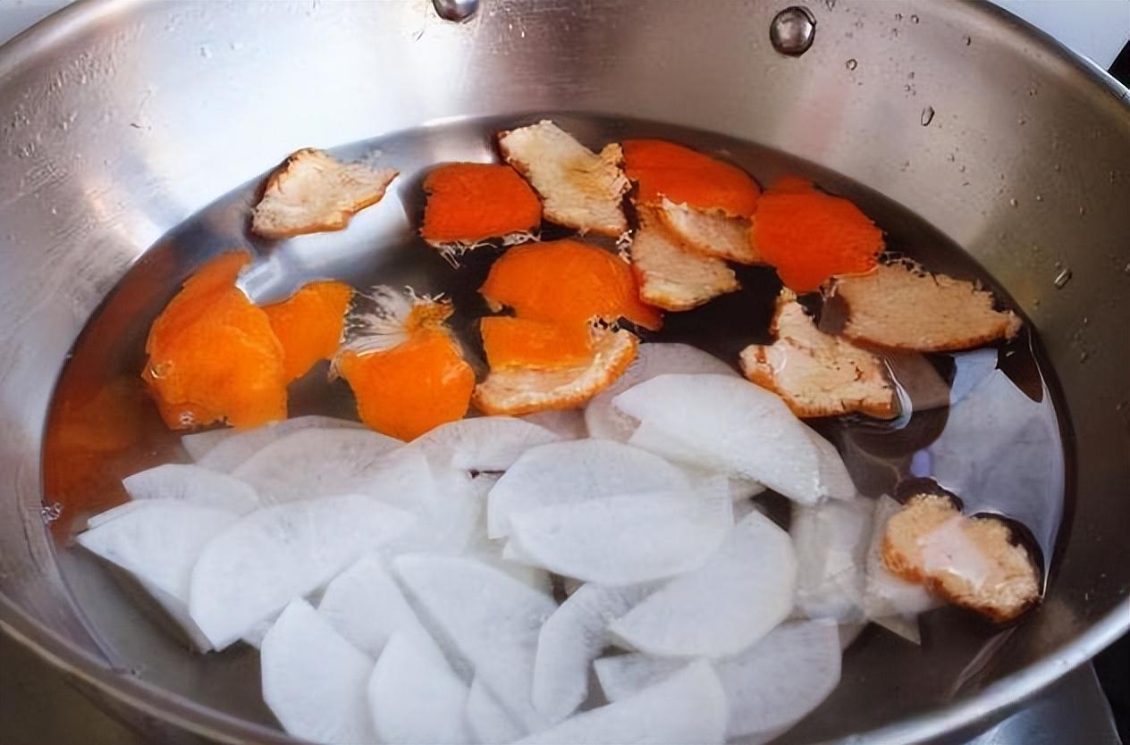 清炖萝卜最简单的做法 清水炖萝卜时，多加这一步，吃着比肉都香