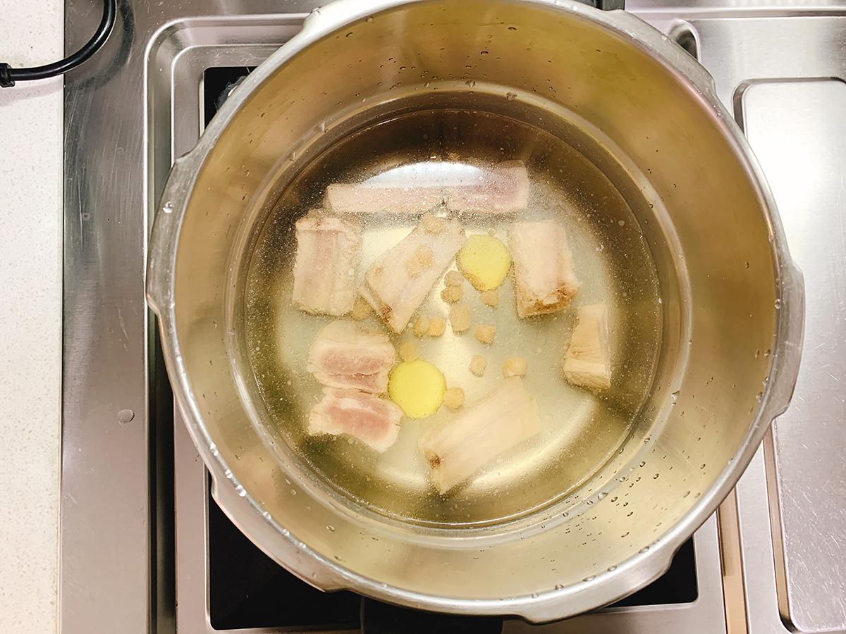 煲海带排骨汤，海带排骨汤的做法 一定要记得加一点它，肉烂脱骨，海带软糯，更补钙