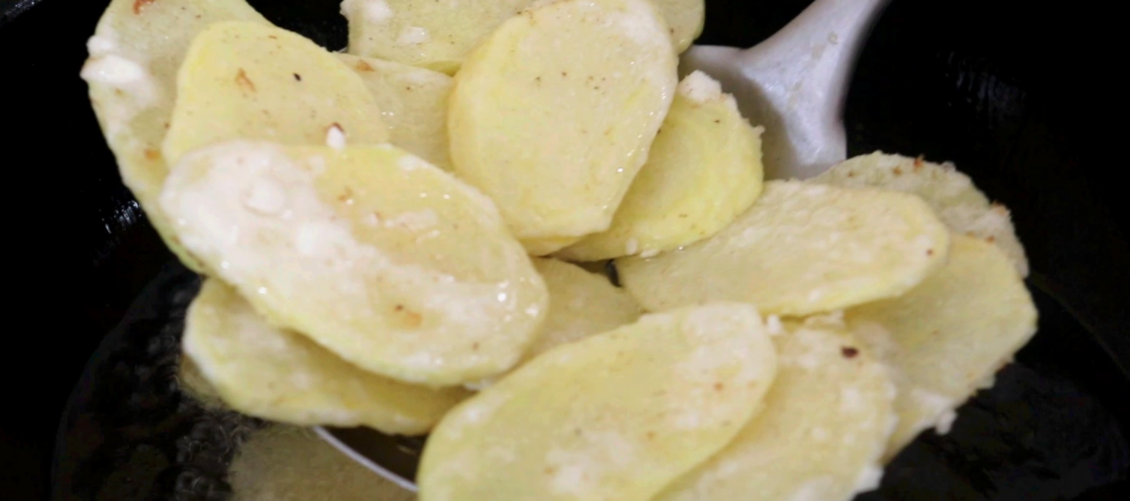 想吃土豆片，教你在家做土豆片怎么做好吃又简单，外酥里糯比薯片还好吃，也太简单了