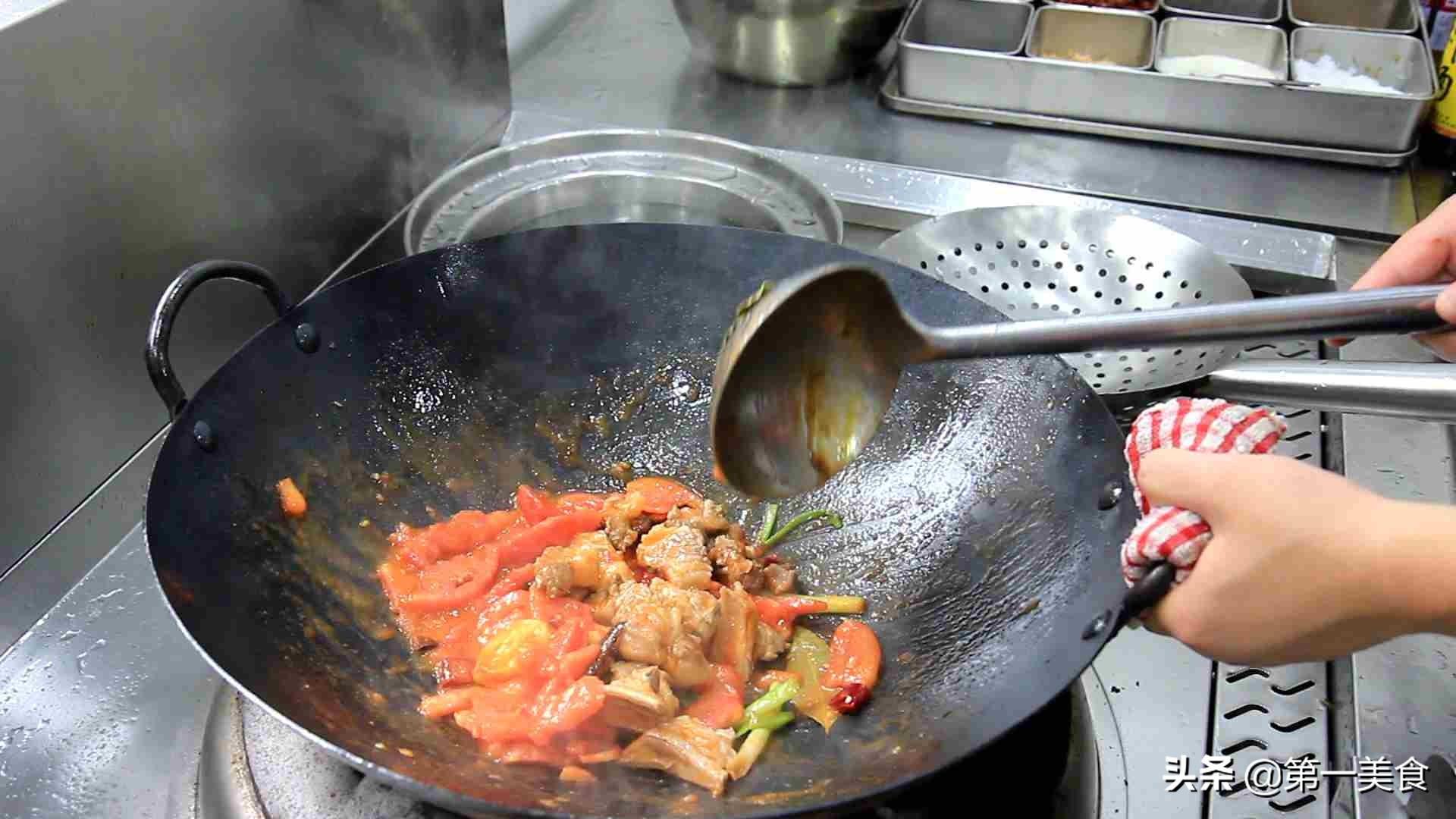 西红柿炖牛肉的做法 ，牛肉又鲜又嫩，汤汁浓郁，简单又下饭