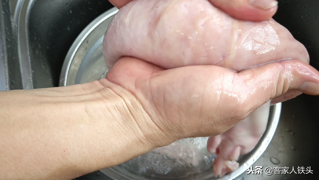 客家正宗猪肚鸡的做法 ，汤美肉滑关键这一步，天冷吃一碗营养暖身