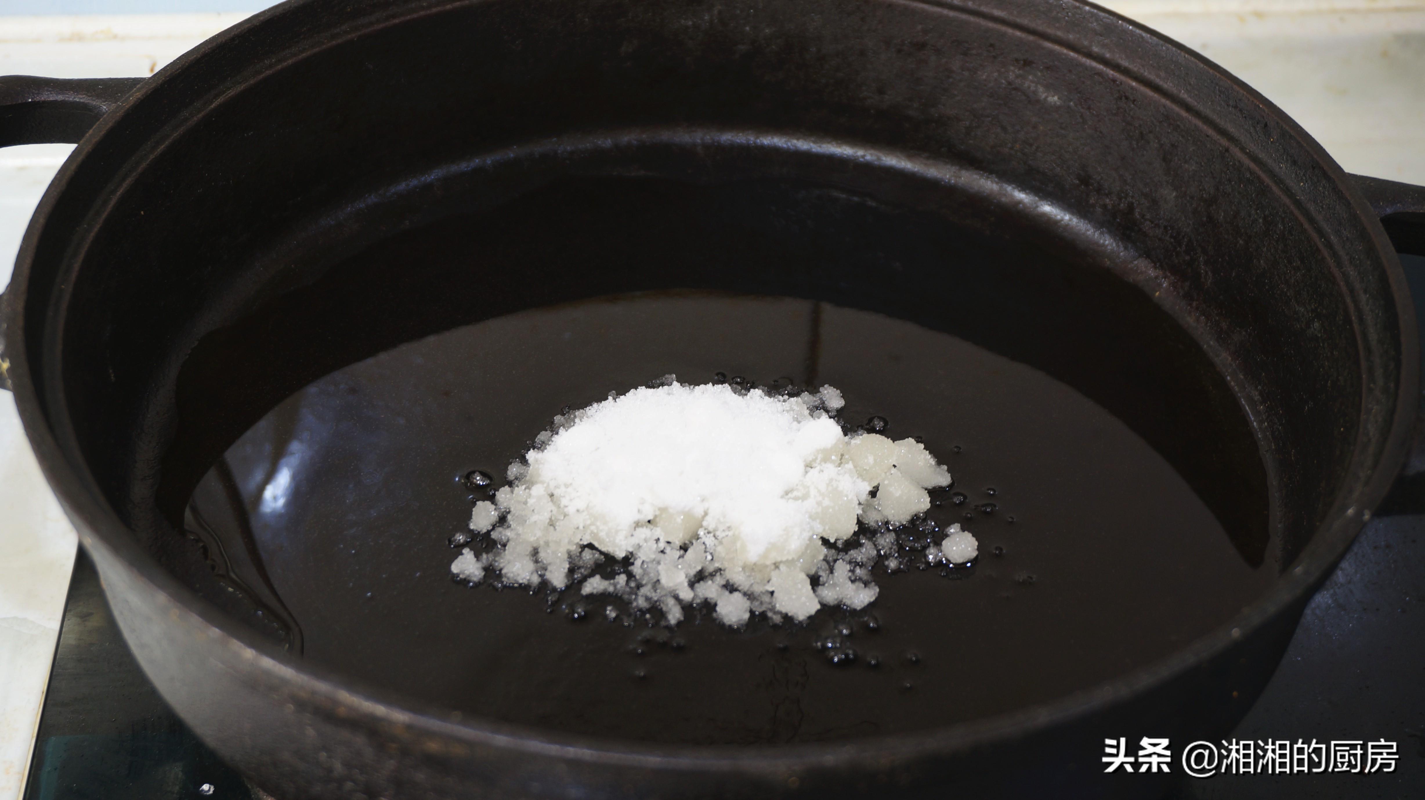 爆米花先放糖还是后放糖 原来做爆米花这么简单，1把玉米1勺白糖，平底锅就能做，香甜无比