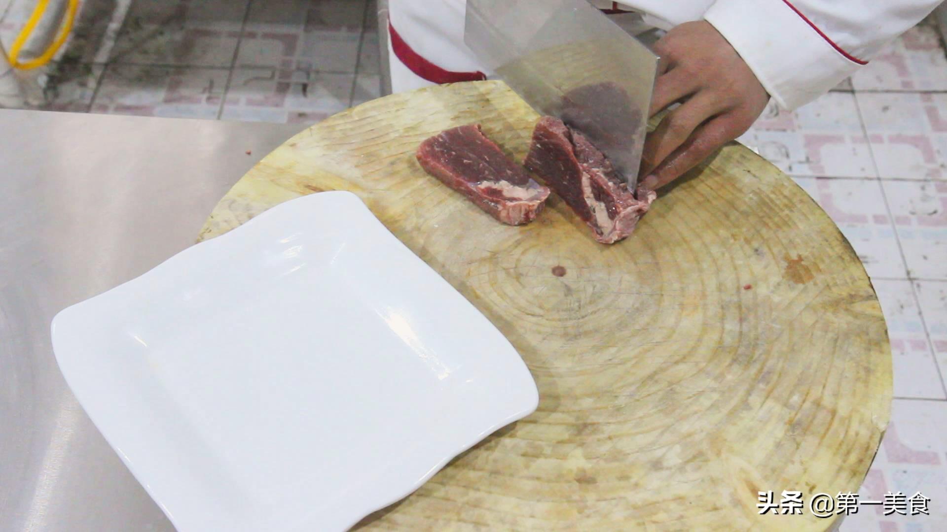 厨师长教土豆烧牛肉的正宗做法，牛肉软烂有窍门，地道家常硬菜