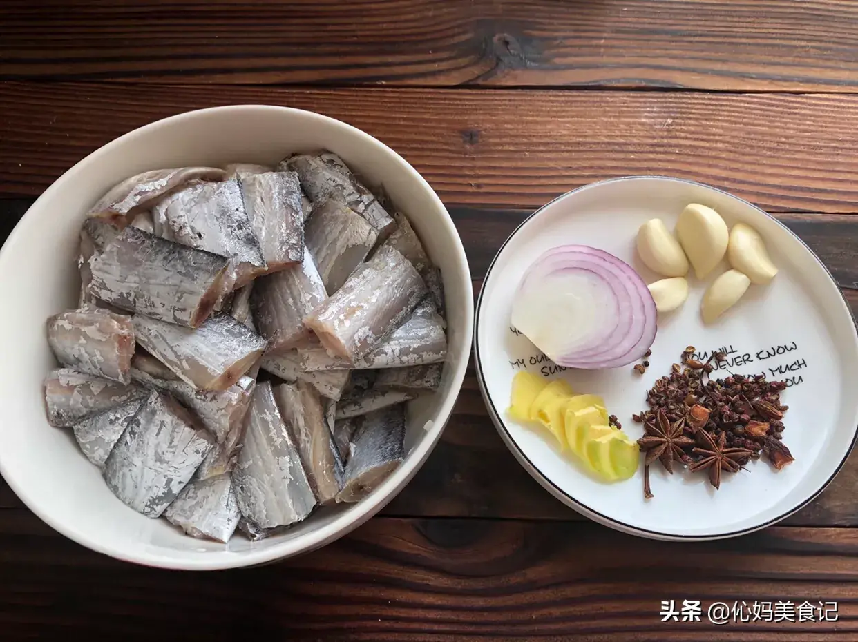 蒜香干炸带鱼的家常做法 ，如何做出不散？外皮酥香的带鱼