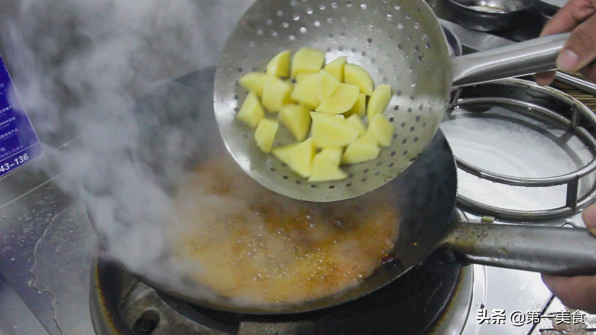 厨师长教土豆烧牛肉的正宗做法，牛肉软烂有窍门，地道家常硬菜