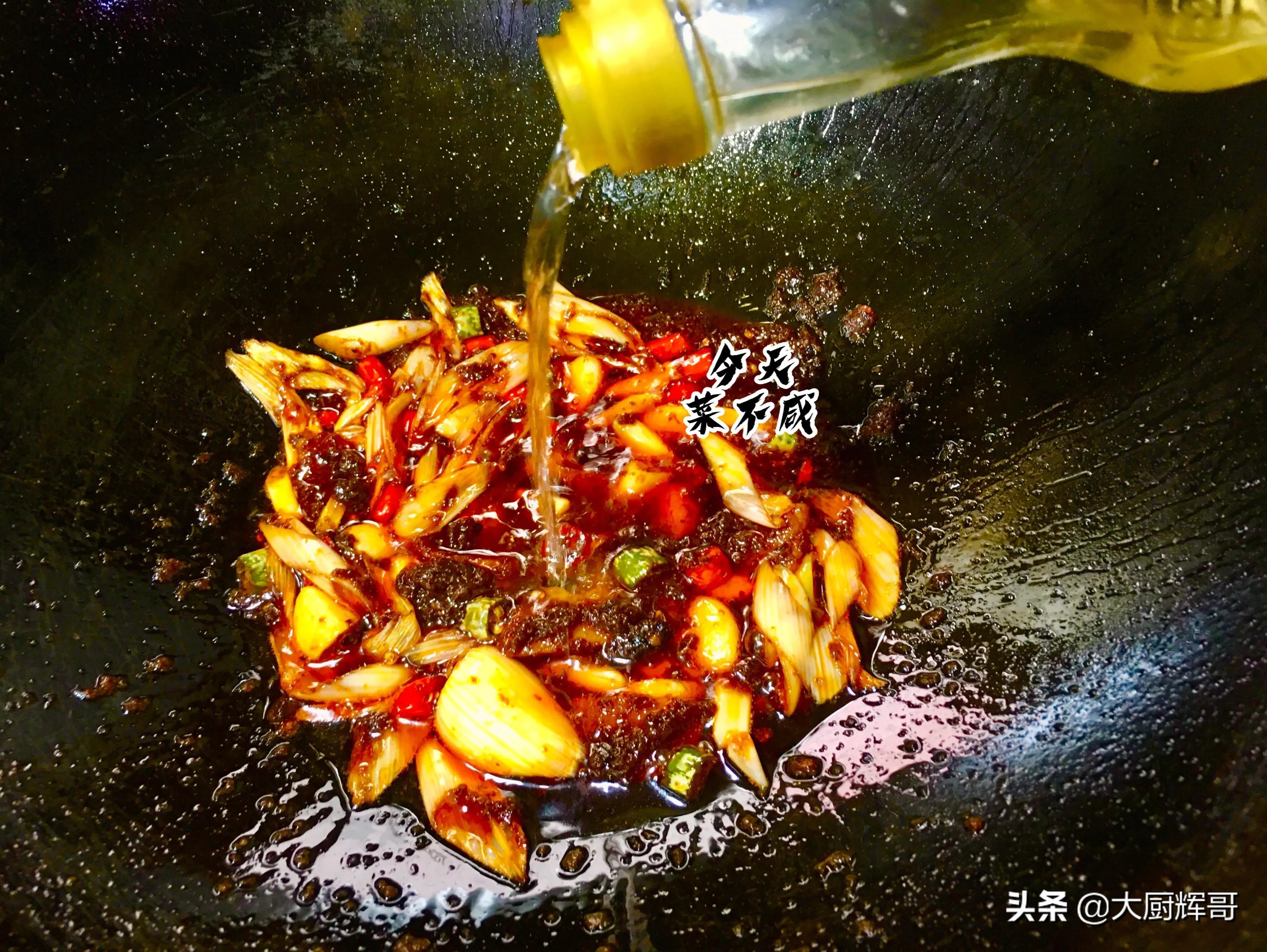 年夜饭的硬菜，家常烧黄花鱼的做法，这样做鱼肉才鲜嫩，香辣入味又好吃