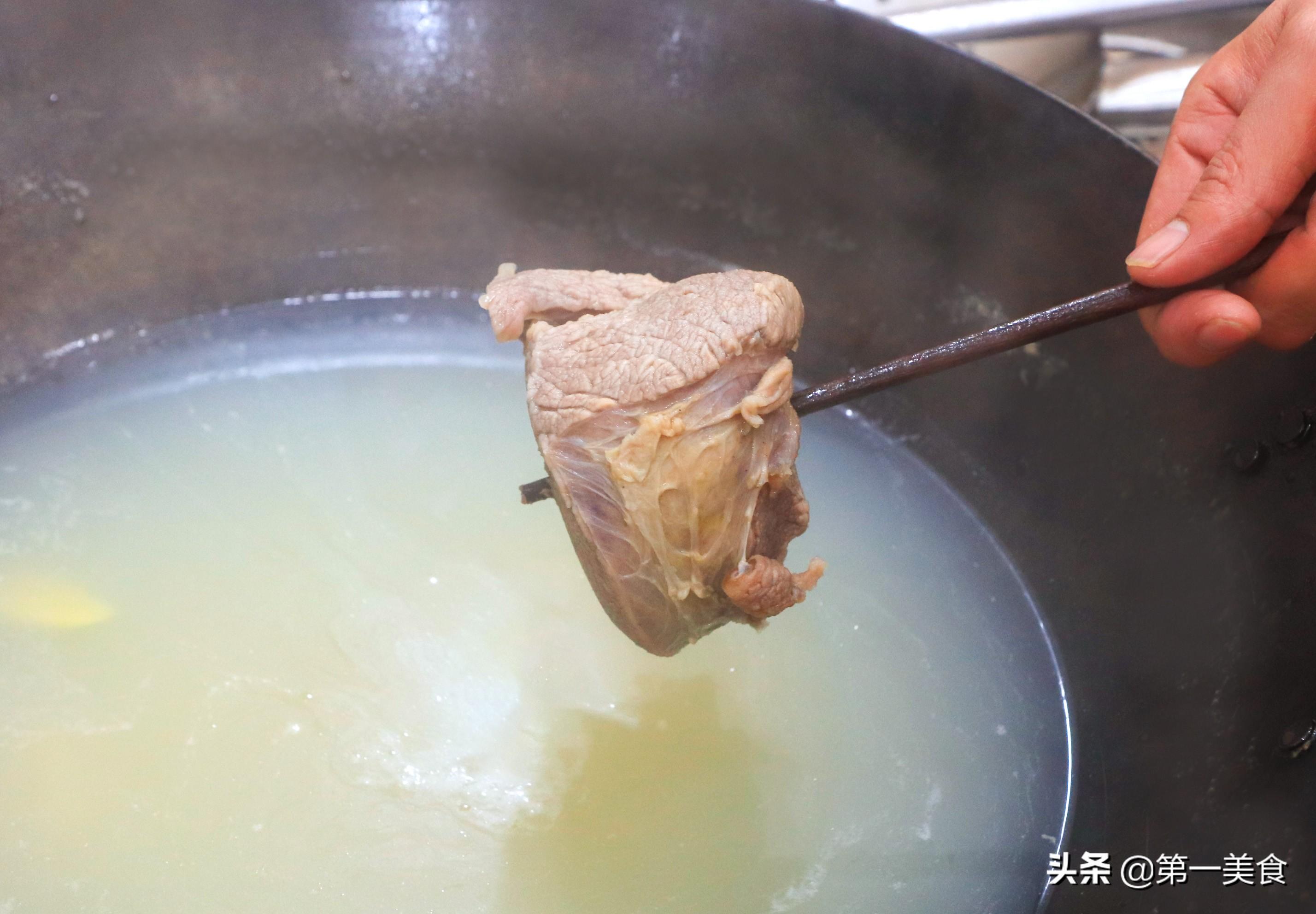 厨师长教你熬制家常牛肉汤的做法，没有牛骨头，煮出的汤照样鲜美