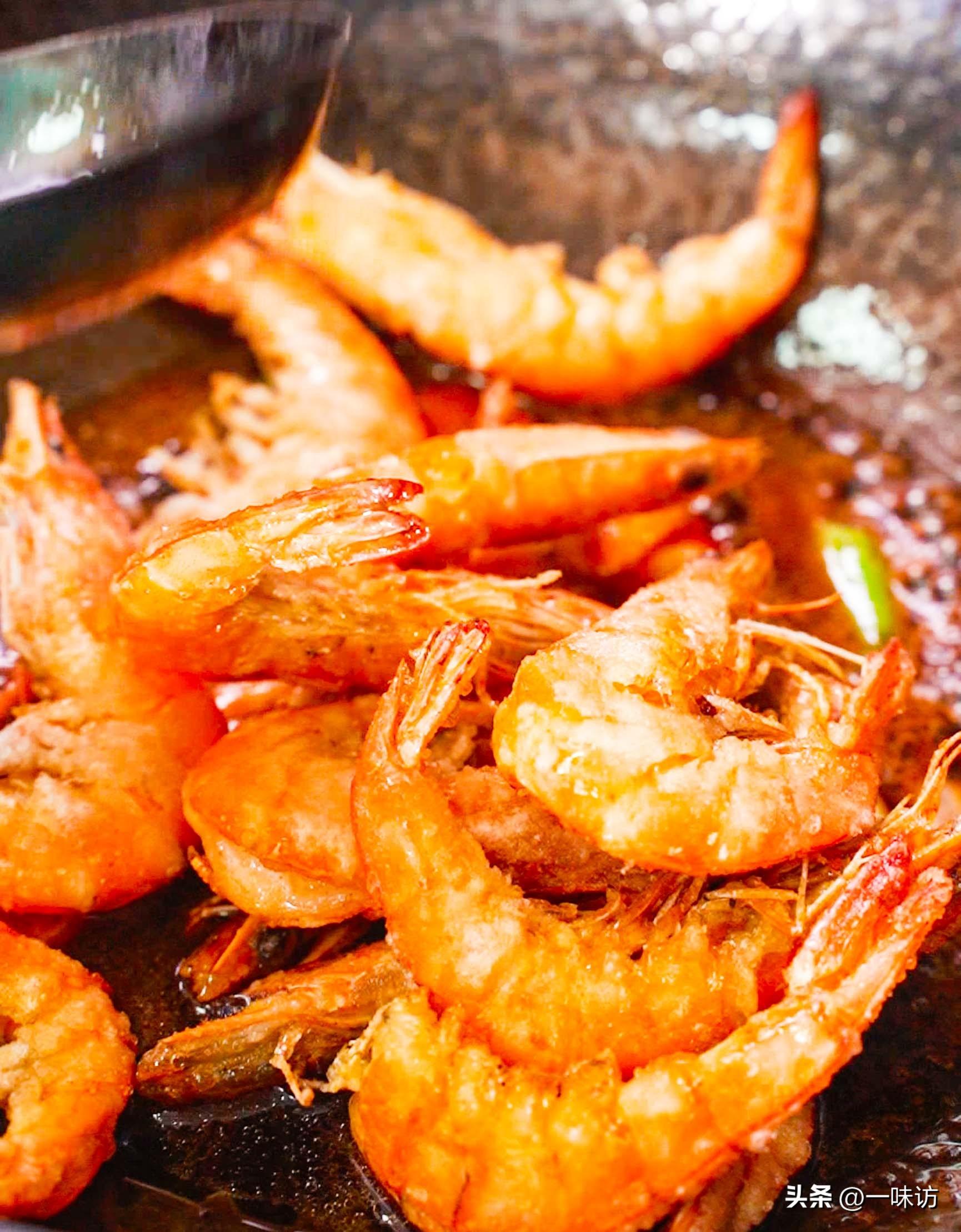 油焖大虾的做法家常 ，虾肉鲜嫩又入味，做法简单，比饭店的还香