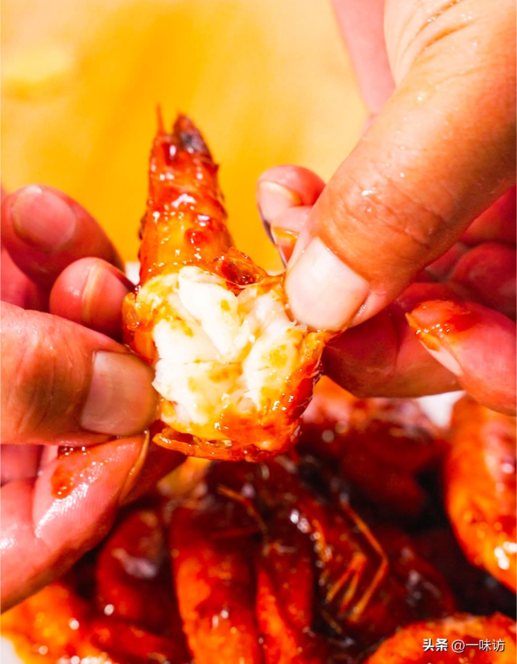 油焖大虾的做法家常 ，虾肉鲜嫩又入味，做法简单，比饭店的还香
