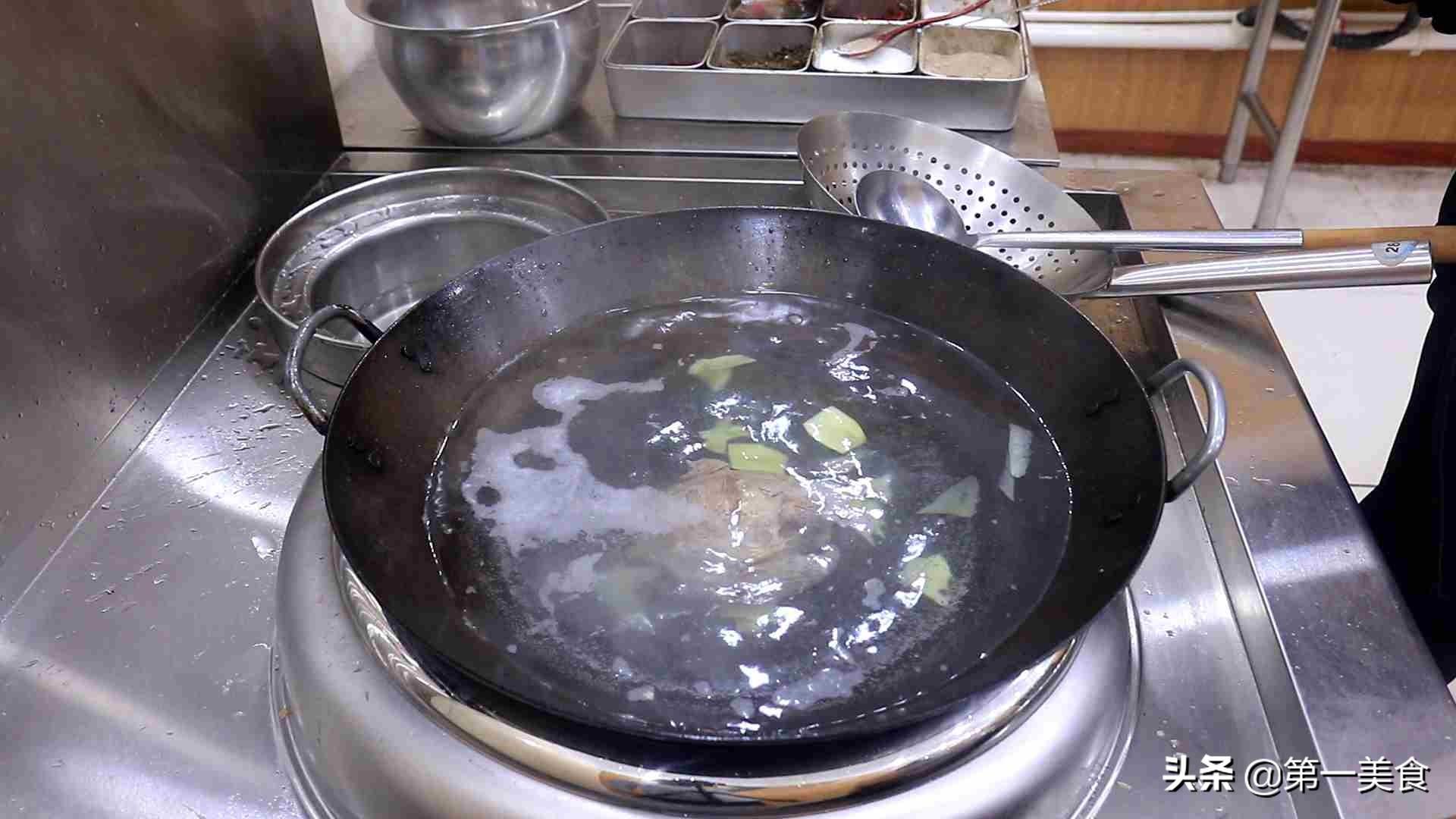厨师长教你熬制家常牛肉汤的做法，没有牛骨头，煮出的汤照样鲜美
