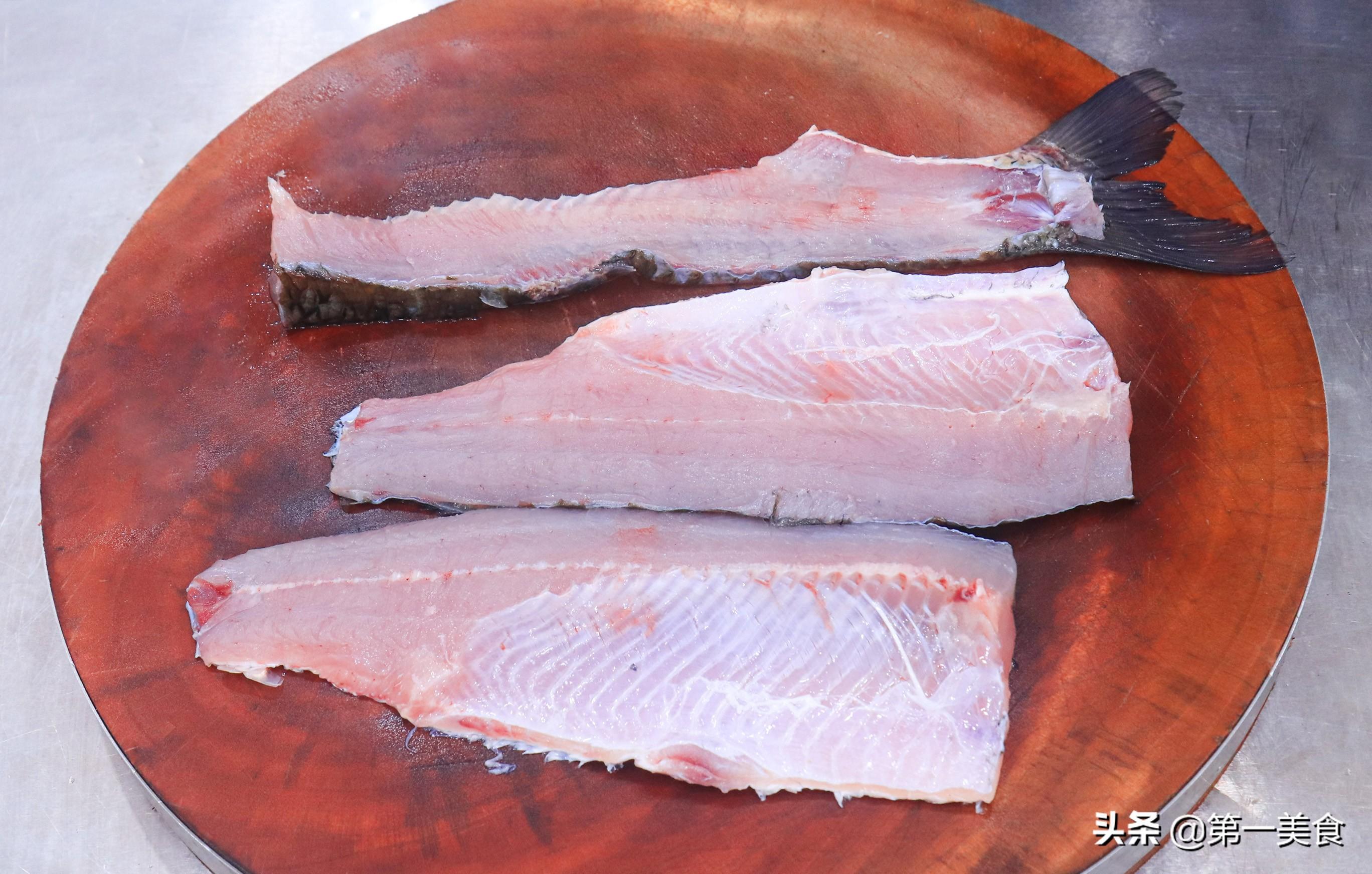 这才是草鱼的家常吃法，草鱼最简单的做法简单一煨，鱼肉鲜香不腥，酸爽开胃